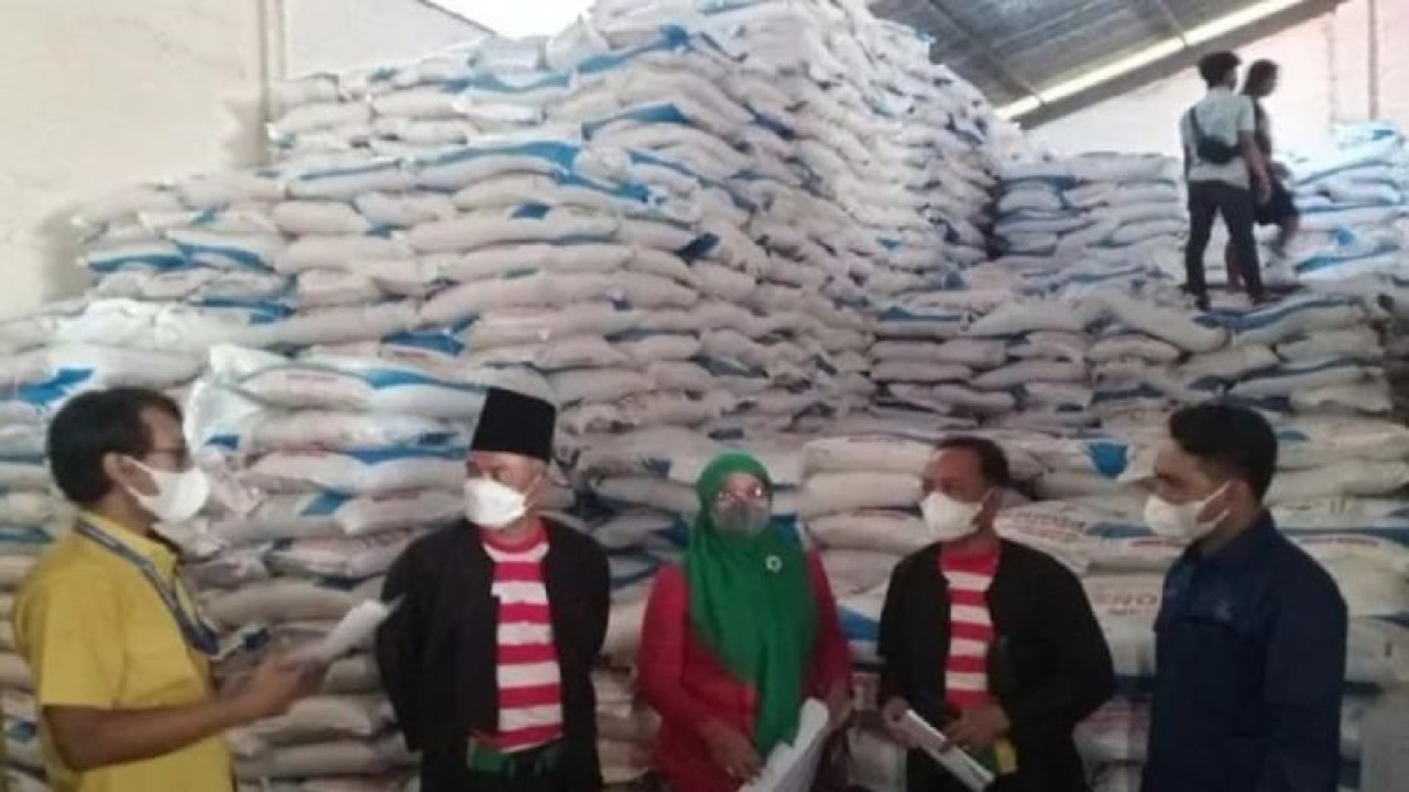 Pemantaun persediaan pupuk bersubsidi oleh Pemkab Pamekasan, Jawa Timur ke salah satu distributor pupuk. (ANTARA/Abd. Aziz)