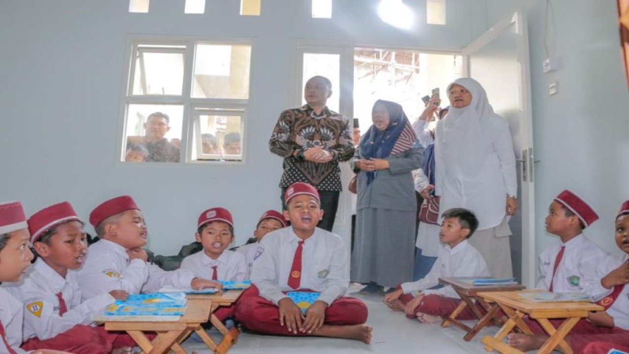 Wakil Ketua DPRD Surabaya Reni Astuti dan Wali Kota Surabaya Eri Cahyadi saat berkunjung ke  Yayasan Pendidikan Islam (YPI) Cokroaminoto di Jalan Petukangan Tengah No. 37, Kelurahan Ampel, Semampir, Surabaya pada Senin (6/2/2023). (ANTARA/HO-DPRD Surabaya)