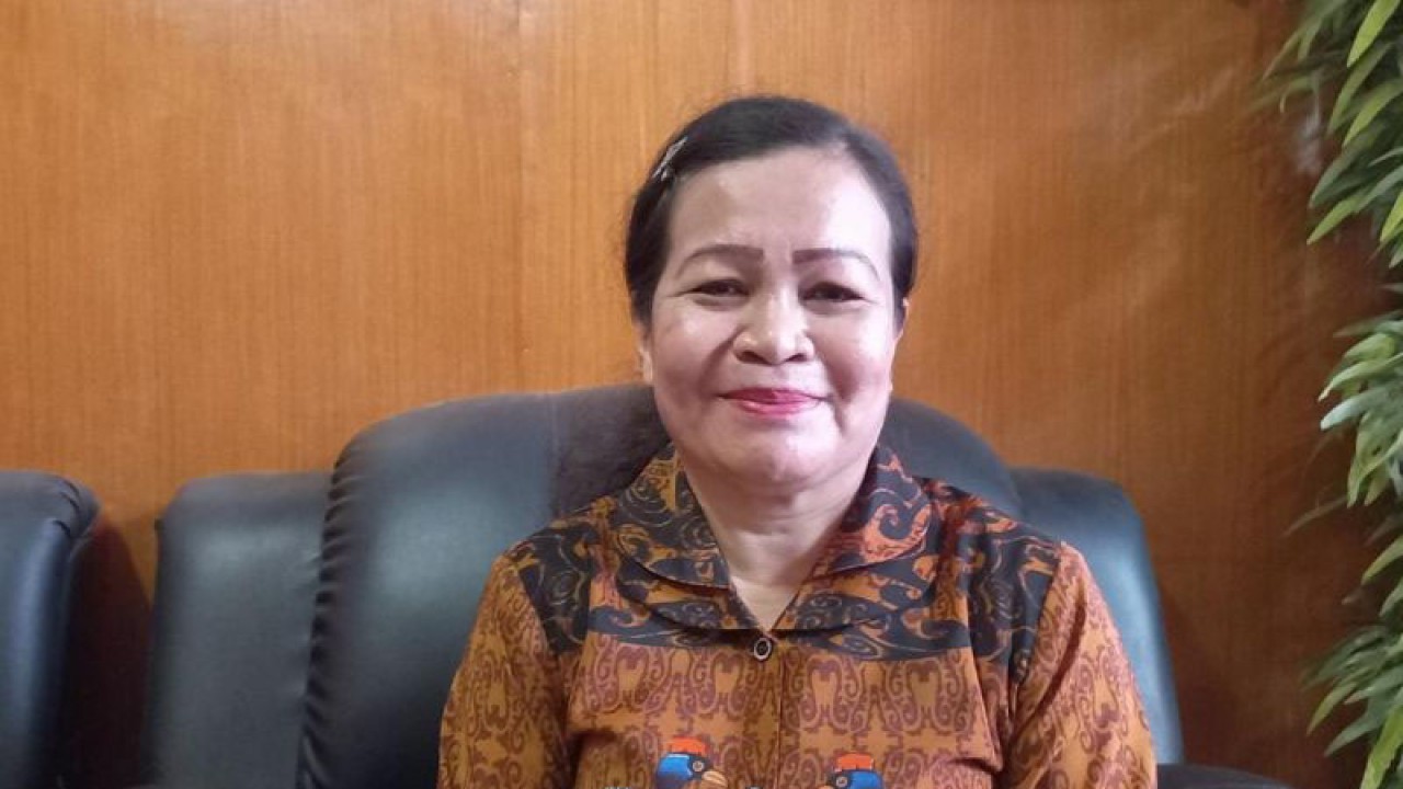 Kepala Bidang Kesehatan Masyarakat Dinkes Papua Barat dr Feny Mayana Paisey saat diwawancara ANTARA di Manokwari, Kamis. (ANTARA/Fransiskus Salu Weking)