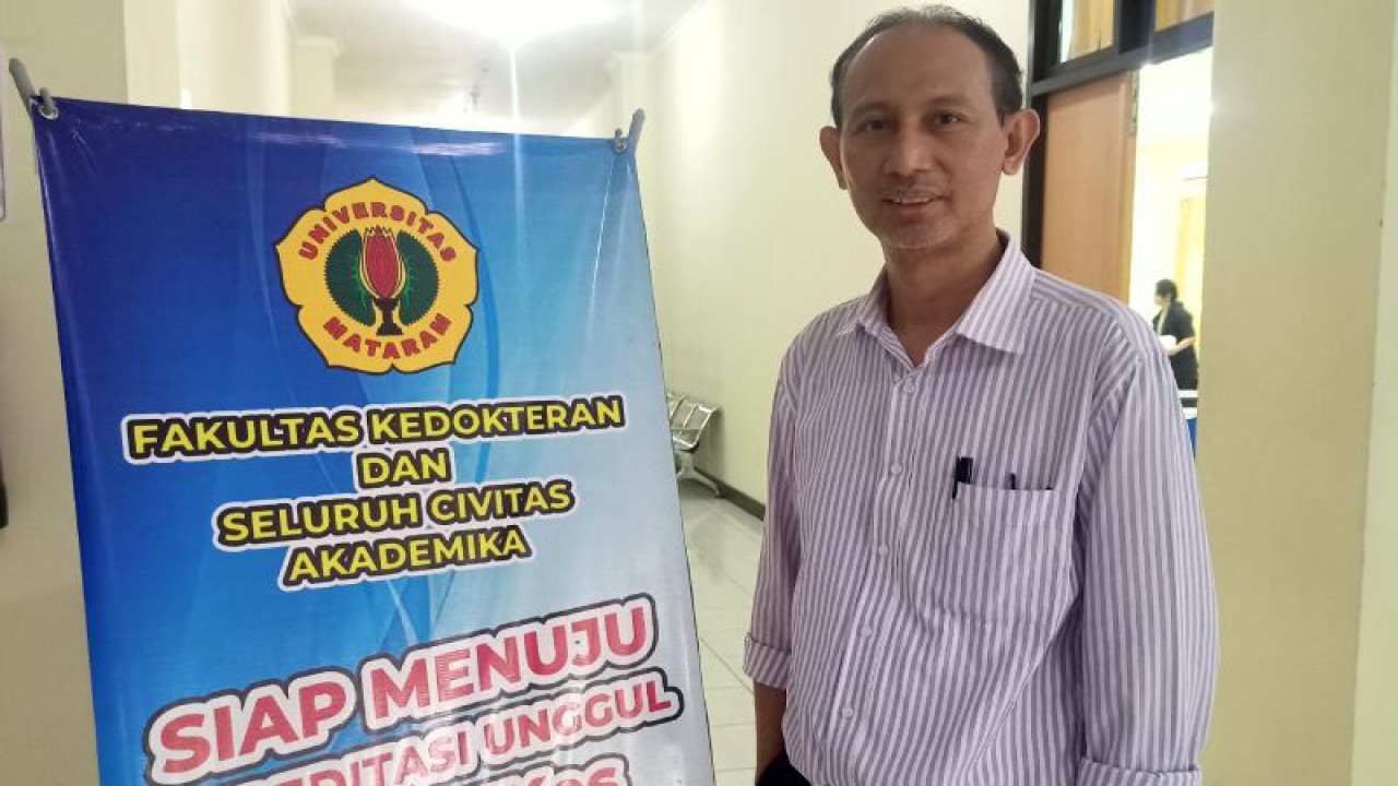 Dokter spesialis otolaringologi yang kini mengemban tugas sebagai dosen kedokteran sekaligus Dekan Fakultas Kedokteran Unram dr. Hamsu Kadriyan. (ANTARA/Dhimas B.P.)