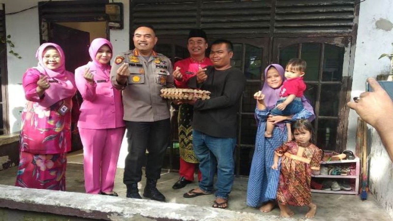 Kapolresta Pekanbaru Kombes Pol. Dr. Pria Budi S.I.K, M.H menyerahkan bntuan telur, beras, ikan dan daging ayam potong kepada balita beresiko stunting di Pekanbaru, didampingi ibu Ketua Bayangkari Polresta Pekanbaru Ny. Pria Budi dan disaksikan Kepala BKKBN Perwakilan Provinsi Riau serta Kepala Dinas Pengendalian Penduduk dan Keluarga Berencana (Disdalduk KB) Kota Pekanbaru H. Muhammad Amin. Antara/Frsilidia.