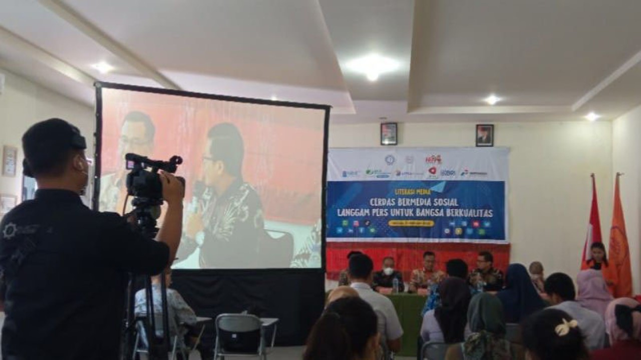 Lembaga Pers Dr Soetomo (LPDS) bersama STIKP menggelar Seminar Nasional Literasi Media yang mengangkat tema "Cerdas Bermedia Sosial Langgam Pers Untuk Bangsa Berkualitas" (ANTARA/Juraidi)