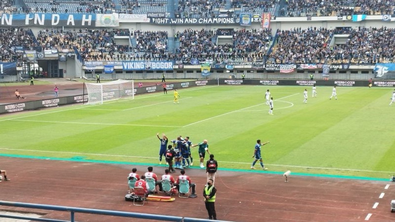 Sejumlah pemain Persib berselebrasi setelah gol pertama dari Ciro Alves di Stadion Gelora Bandung Lautan Api, Kota Bandung, Jawa Barat, Minggu (5/2/2023). (ANTARA/Bagus Ahmad Rizaldi)