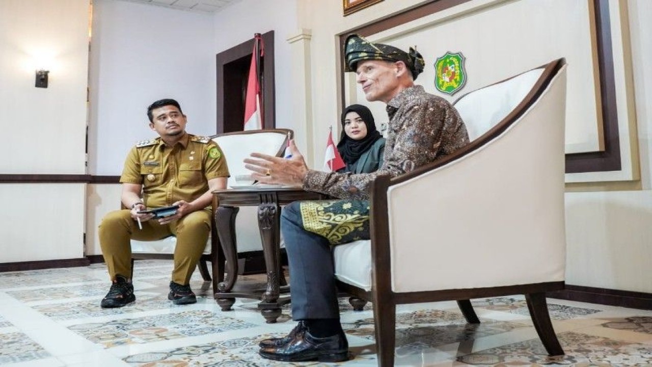 Wali Kota Medan Bobby Nasution (kiri) mendengarkan pemaparan Dubes Belanda Lambert Grijns di Medan, Sumut, Selasa (7/2/2023). (ANTARA/HO-Diskominfo Kota Medan)