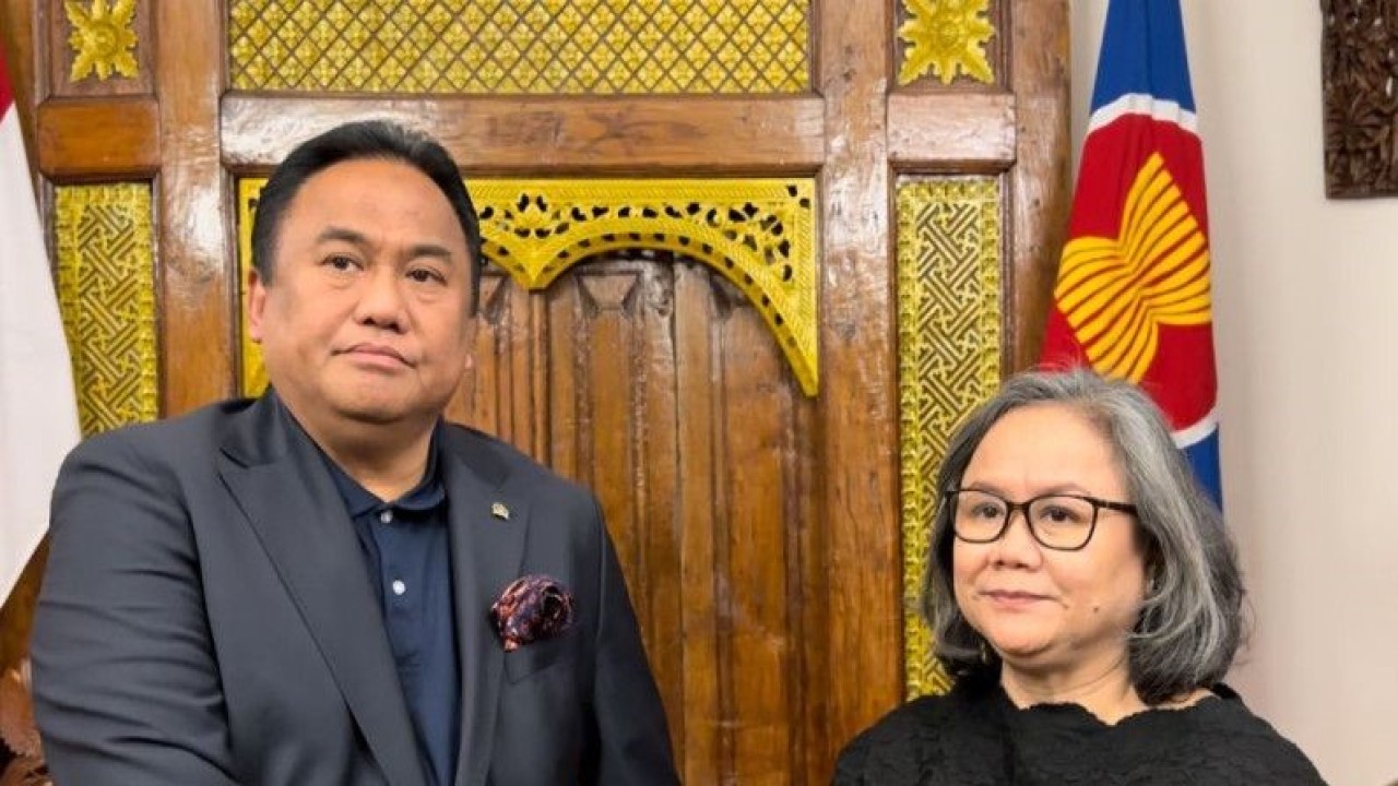 Duta Besar Indonesia untuk Republik Ceko Kenssy Dwi Ekaningsih (kanan) dan Wakil Ketua DPR RI Rachmat Gobel pada kunjungan kerja delegasi DPR RI ke Praha, Ceko, Rabu (ANTARA/Risbiani Fardaniah)