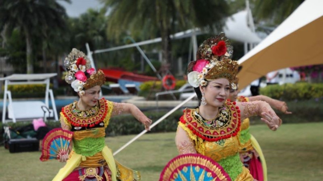 Para penari China dari keluarga yang pernah tinggal di Indonesia unjuk kebolehan menari Bali dalam pameran wisata Nusantara di Hainan, China, pada 6 Februari 2023. (ANTARA/KBRI Beijing)