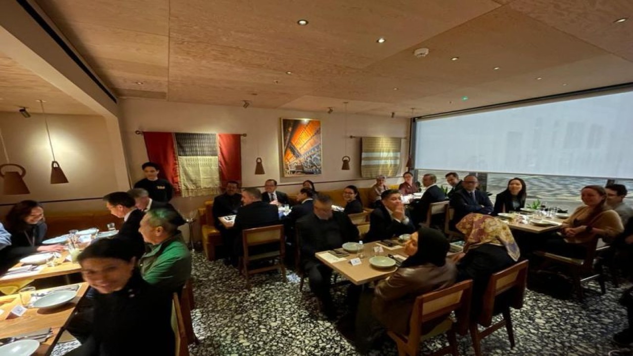 Sejumlah "Friends of Indonesia" diundang dalam pembukaan Restoran Toba di London, Inggris, pada Selasa (21/2/2023). (ANTARA/HO-KBRI London)