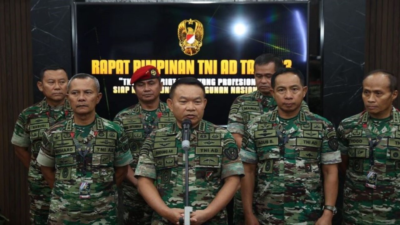 KSAD Jenderal Dudung Abdurachman didampingi Wakil Kepala Staf Angkatan Darat (Wakasad) Letnan Jenderal (Letjen) TNI Agus Subiyanto, dan Inspektur Jenderal TNI Angkatan Darat (Irjenad) Letnan Jenderal (Letjen) TNI Richard Horja Taruli Tampubolon. (Istimewa/TNI AD)