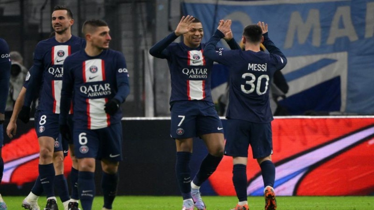 Pemain PSG Lionel Messi (kanan) merayakan golnya dengan Kylian Mbappe (tengah) dalam pertandingan Liga Prancis lawan Marseille di stadion Velodrome pada 27 Februari 2023. ANTARA/AFP/NICOLAS TUCAT