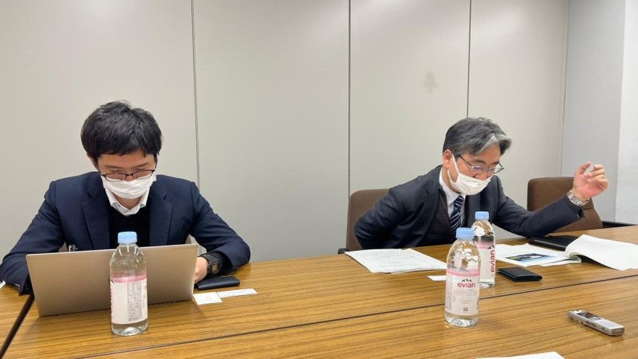 Direktur Lembaga Kerja Sama Internasional Badan UKM Jepang Go Watanabe (kanan) saat wawancara bersama Antara di Tokyo, Selasa petang (31/1/2023) (Bayu Prasetyo)