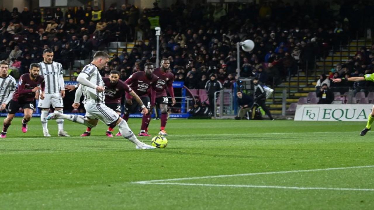 Penyerang Juventus Dusan Vlahovic mengeksekusi penalti pada pertandingan Liga Italia melawan Salernitana yang dimainkan di Stadion Areci, Salermo, Selasa (7/2/2023). (ANTARA/(AFP/ANDREAS SOLARO)