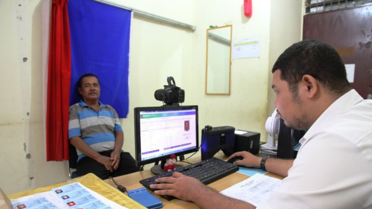 Dokumentasi - Warga melakukan perekaman e-KTP di Kantor Dinas Kependudukan dan Catatan Sipil Kabupaten Aceh Barat di Meulaboh. (ANTARA/Teuku Dedi Iskandar)