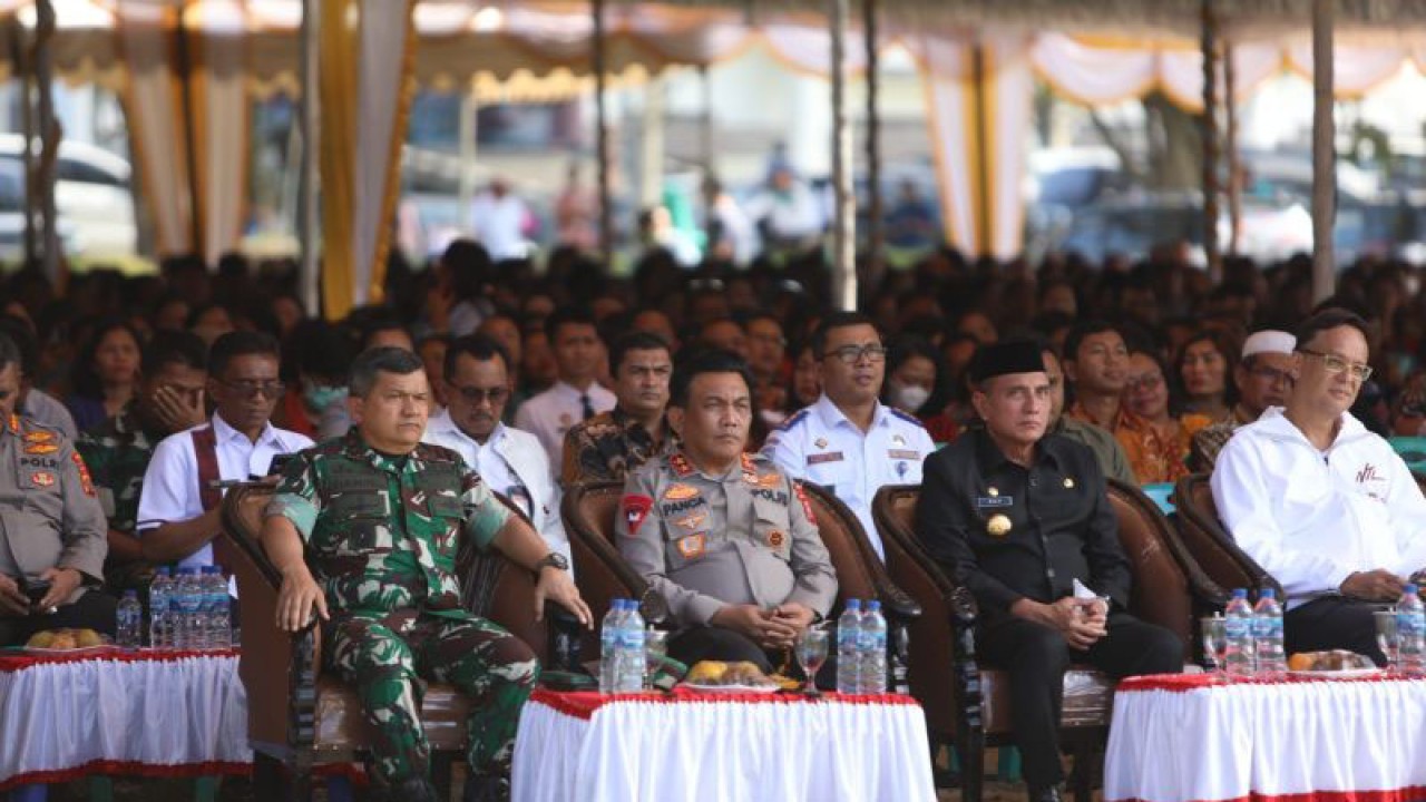 Gubernur Sumut Edy Rahmayadi (namor 1 dari kanan) pada acara doa bersama yang digelar masyarakat sebagai bentuk harapan agar pelaksanaan F1 Powerboat Danau Toba berjalan sukses. ((ANTARA/HO-Humas Polda Sumut))