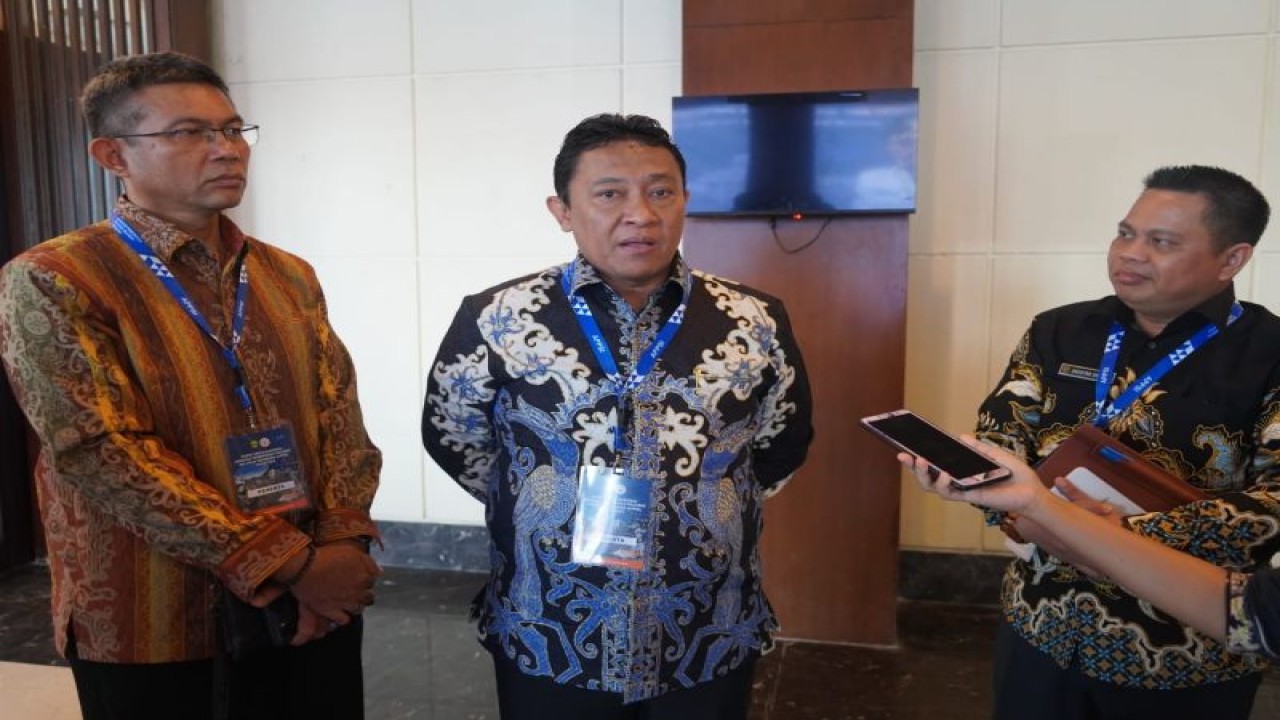 Wagub Kalteng Edy Pratowo (tengah). (ANTARA/HO-Diskominfosantik Kalteng)