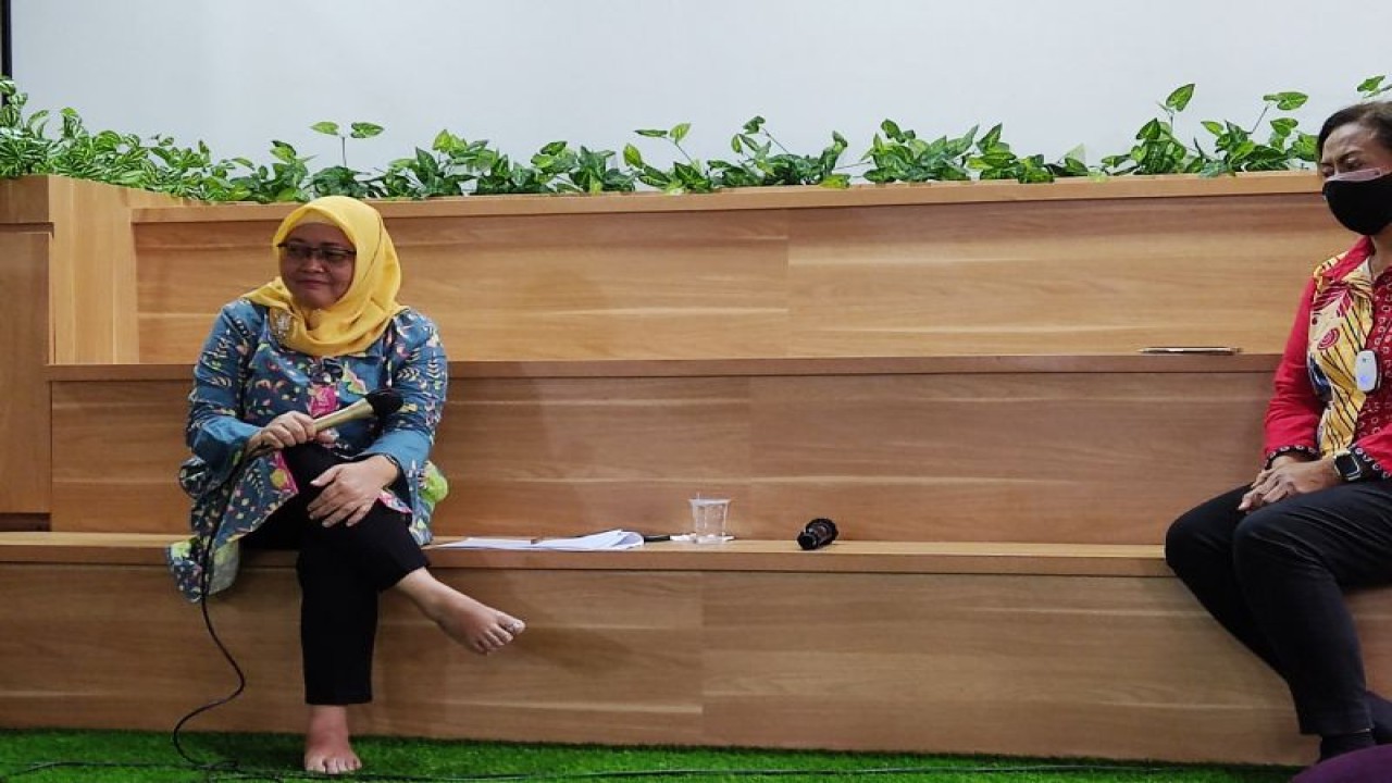 Plt. Asisten Deputi Pengarusutamaan Gender Bidang Ekonomi Kementerian Pemberdayaan Perempuan dan Perlindungan Anak Eko Novi Ariyanti (kiri) dalam acara Media Talk, di Jakarta, Jumat (3/2/2023). (ANTARA/ Anita Permata Dewi)