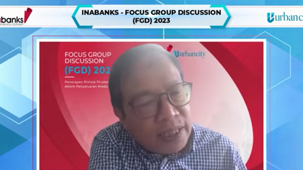 Ekonom dan Associate Faculty Lembaga Pengembangan Perbankan Indonesia (LPPI) Ryan Kiryanto menyampaikan paparan dalam dikusi Penerapan Prinsip Prudential Banking dalam Penyaluaran Kredit Bank BUMN yang dipantau virtual di Jakarta, Senin (27/2/2023). ANTARA/Martha Herlinawati Simanjuntak