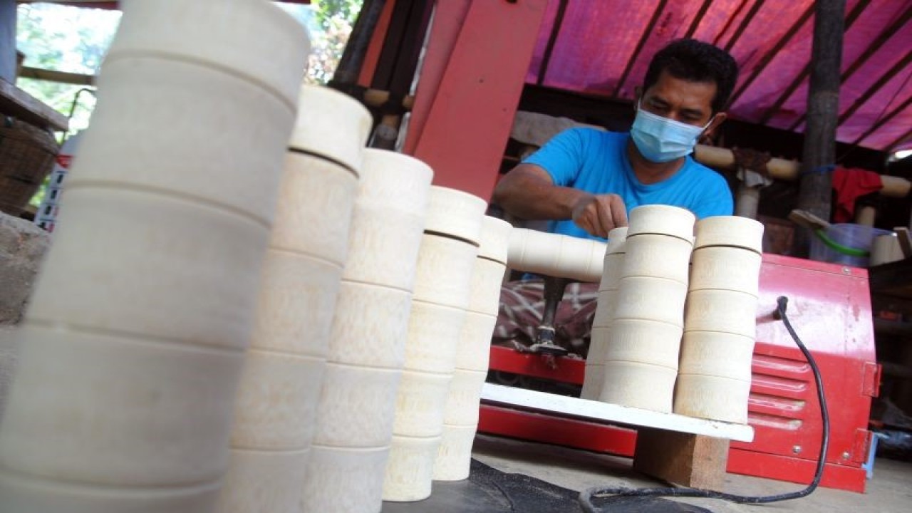 Arsip - Perajin mengerjakan pembuatan tempat minum (tumbler) dari bahan bambu yang telah di ekspor ke negara Jerman di MQ Art Bamboo, Kelurahan Situgede, Kota Bogor, Jawa Barat, Senin (6/9/2021). Pemerintah akan memberikan stimulus dana untuk mendorong usaha mikro, kecil, dan menengah (UMKM) dalam mendukung Gerakan Nasional Bangga Buatan Indonesia (BBI) senilai Rp200 miliar yang diberikan kepada pelaku ekonomi kreatif subsektor fesyen, kuliner dan kriya. ANTARA FOTO/Arif Firmansyah/foc. (ARIF FIRMANSYAH/ARIF FIRMANSYAH)