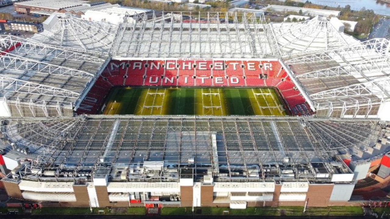 Foto udara memperlihatkan Stadion Old Trafford, kandang tim sepak bola Manchester United, di Manchester, Inggris utara, pada 23 November 2022. ANTARA/AFP/OLI SCARFF.