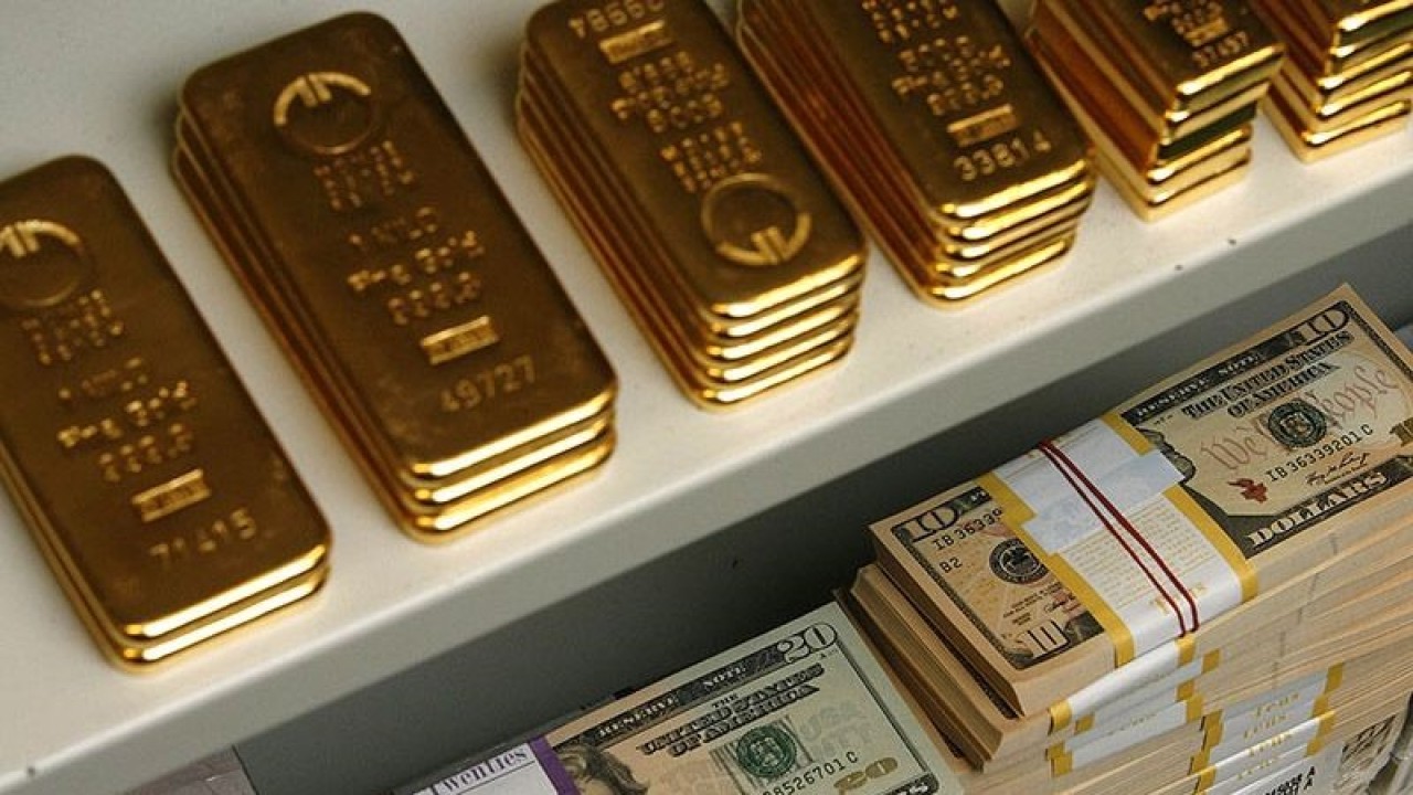 Ilustrasi - Emas batangan dan uang kertas Dolar AS dalam brankas. ANTARA/REUTERS/Heinz-Peter Bader/aa.