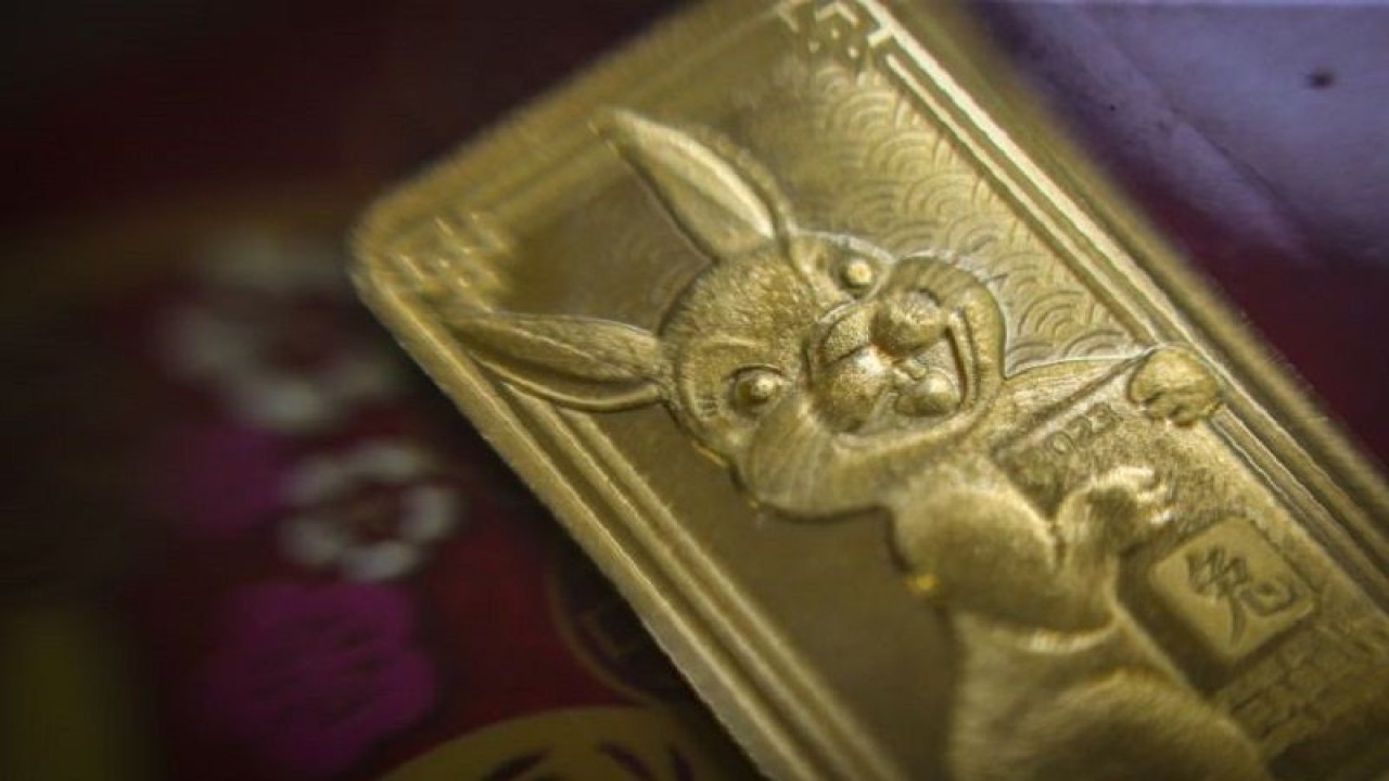 Detail emas edisi imlek berupa gambar Kelinci di Butik Emas Antam, Setia Budi, Jakarta, Selasa (12-1-2023). Emas batangan edisi Imlek 2023 ini memiliki berat 8 gram dengan 99,99 persen emas murni dan dijual dengan harga Rp8,9 juta. ANTARA FOTO/Rivan Awal Lingga/hp.