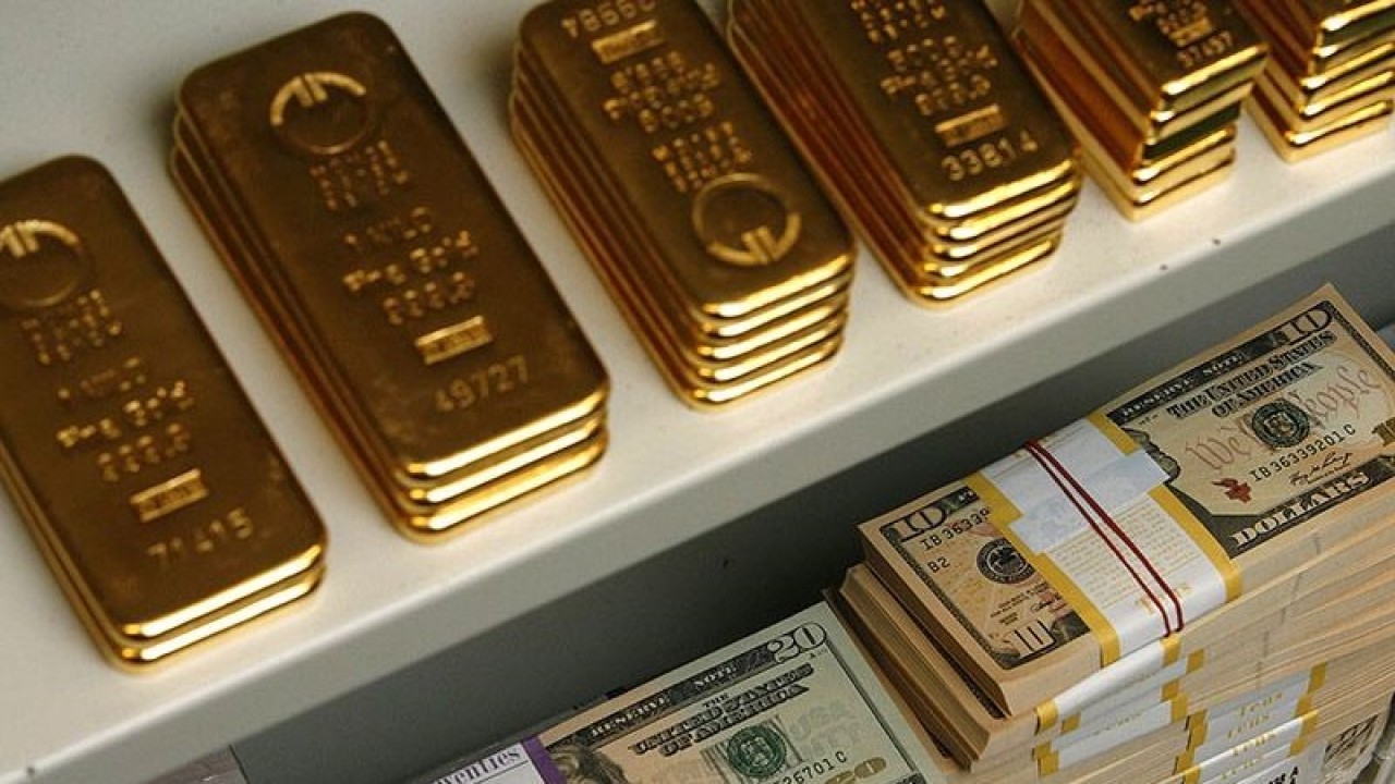 Ilustrasi - Emas batangan dan uang kertas dolar AS dalam brankas. ANTARA/REUTERS/Heinz-Peter Bader/aa.