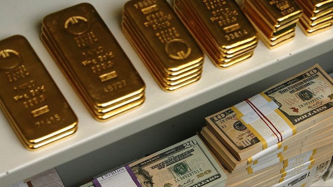 Ilustrasi - Emas batangan dan uang kertas Dolar AS dalam brankas. ANTARA/REUTERS/Heinz-Peter Bader/aa.