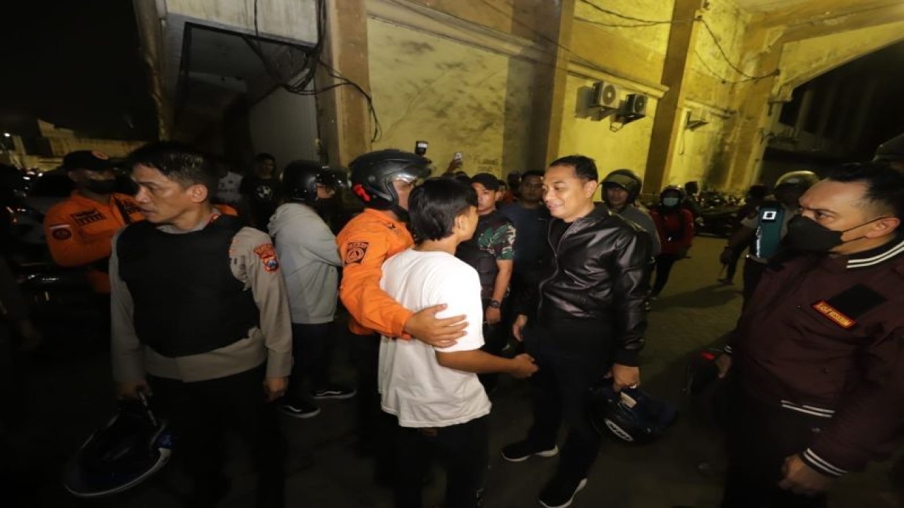 FOTO ARSIP - Wali Kota Surabaya Eri Cahyadi saat menasihati seorang pemuda yang tertangkap dalam operasi pengamanan kota. (FOTO ANTARA/HO-Diskominfo Surabaya)