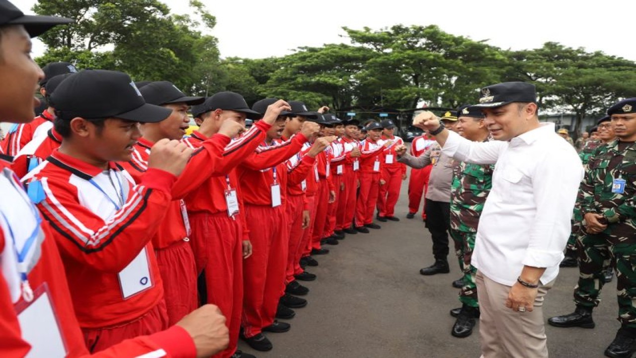 Wali Kota Surabaya Eri Cahyadi saat membuka Sekolah Kebangsaan yang diikuti 57 remaja di Lanudal Juanda, Rabu (22/2/2023). (ANTARA/HO-Diskominfo Surabaya)