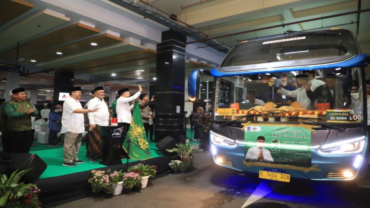 Wali Kota Surabaya Eri Cahyadi memberangkatkan tujuh ribu lebih anggota jamaah ke acara resepsi 1 Abad NU di Gelora Delta Sidoarjo, Selasa (7/2/2023) dini hari. (ANTARA/HO-Diskominfo Surabaya)