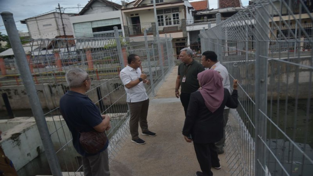 Wali Kota Surabaya Eri Cahyadi saat meninjau rumah pompa di Kalidami, Surabaya, Selasa (14/2/2023).   (ANTARA/HO-Diskominfo Surabaya)