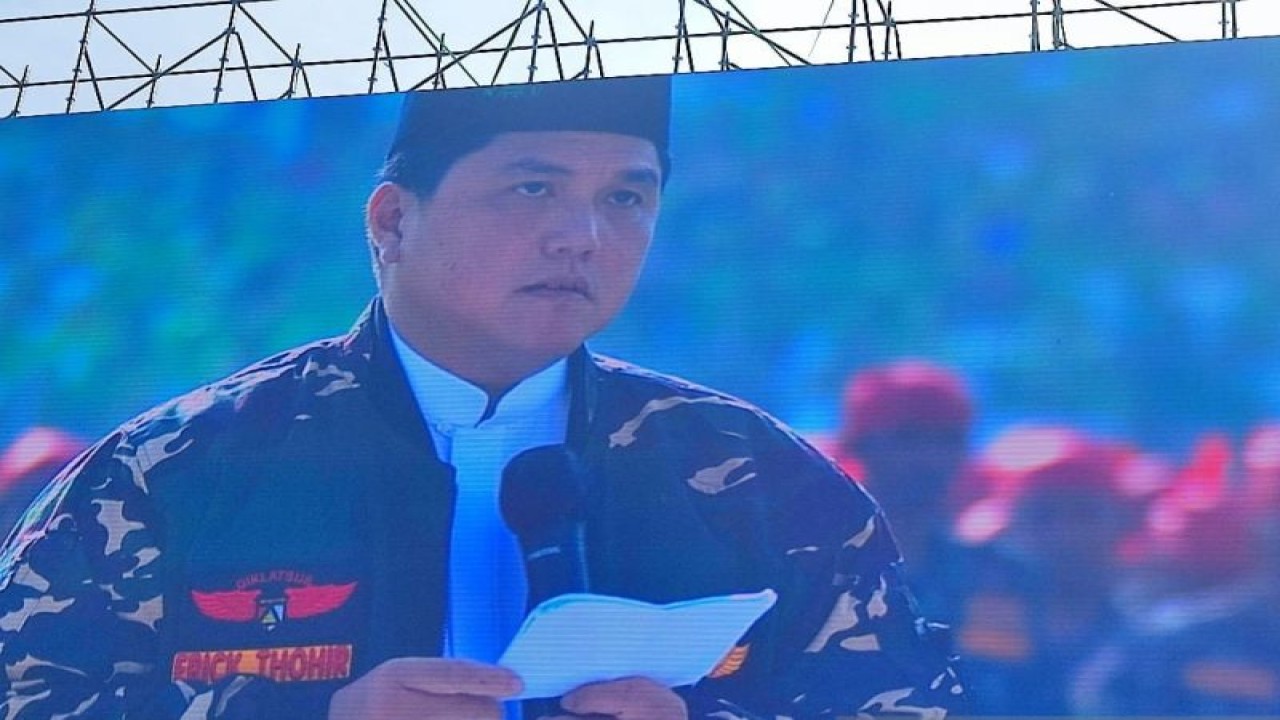Ketua Panitia Peringatan Satu Abad Nahdlatul Ulama (NU) Erick Thohir saat menyampaikan sambutan pada Puncak Resepsi 1 Abad NU di Stadion Gelora Delta Sidoarjo, Selasa (7/2/2023).  (ANTARA/Willi Irawan)