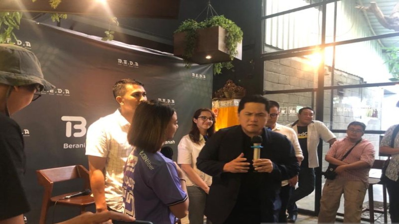 Erick Thohir saat mendengarkan aspirasi dari pendukung sepak bola di Bali, Denpasar, Sabtu (11/2/2023). ANTARA/Ni Putu Putri Muliantari