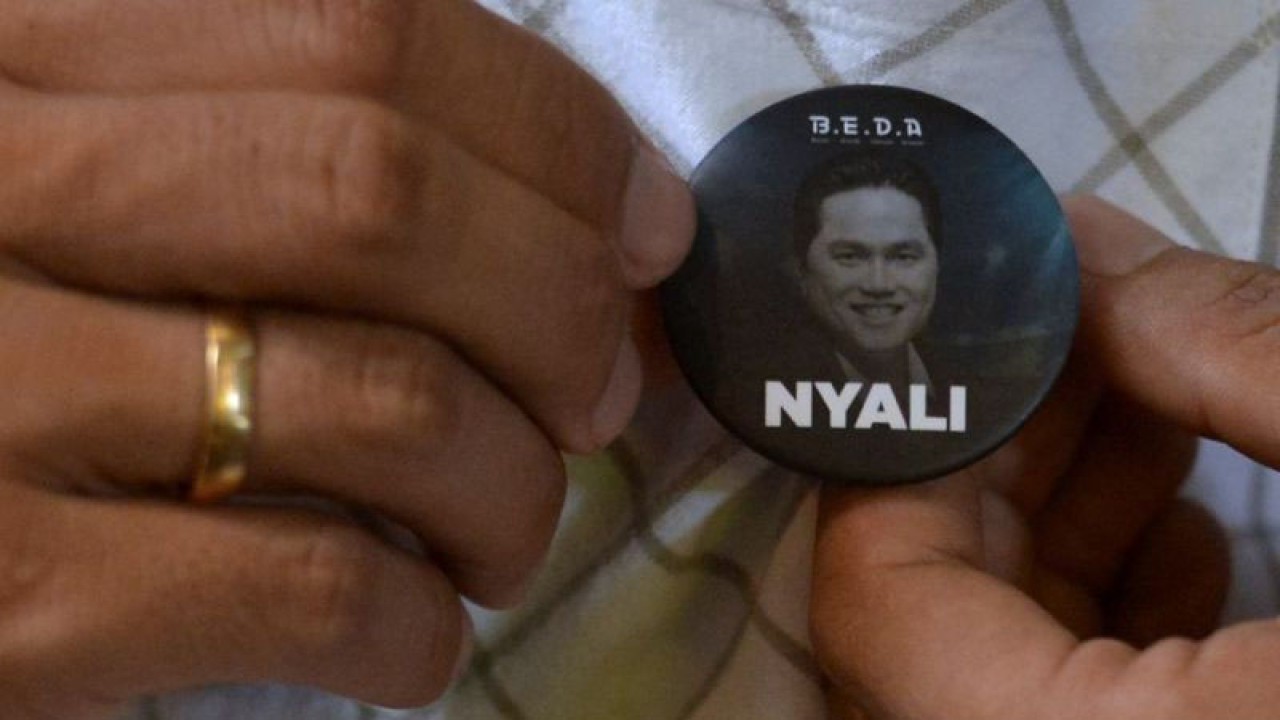 Pecinta sepak bola memasang pin bergambar Calon Ketua Umum PSSI Erick Thohir saat kegiatan diskusi Erick Thohir dengan suporter dan pecinta sepak bola di Denpasar, Bali, Sabtu (11/2/2023). ANTARA FOTO/Fikri Yusuf/rwa. (ANTARA FOTO/FIKRI YUSUF)