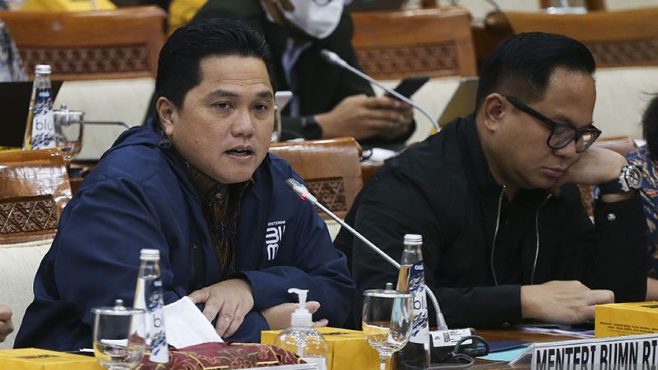 Menteri BUMN Erick Thohir (kiri) bersama dengan Wakil Menteri BUMN Kartika Wirjoatmodjo (kanan) menyampaikan paparan saat mengikuti rapat kerja bersama Komisi VI DPR di Kompleks Parlemen Senayan, Jakarta, Senin (13/2/2023). ANTARA FOTO/Rivan Awal Lingga/nym/pri.