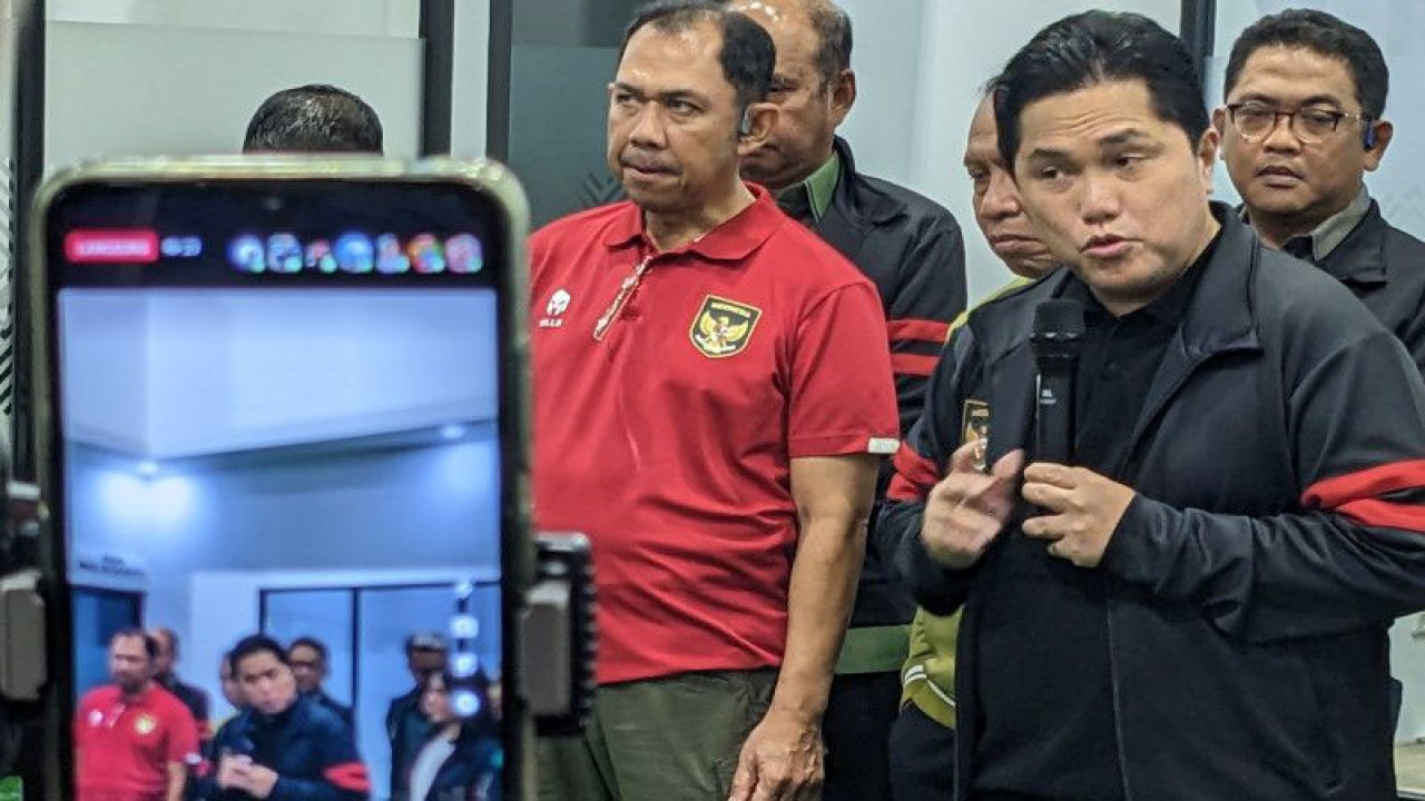Ketua Umum PSSI Erick Thohir (depan, kanan) didampingi jajaran Komite Eksekutif (Exco) PSSI memberikan pernyataan kepada media tentang beberapa program organisasi di GBK Arena, Jakarta, Sabtu (18/2/2023). (ANTARA/Michael Siahaan)