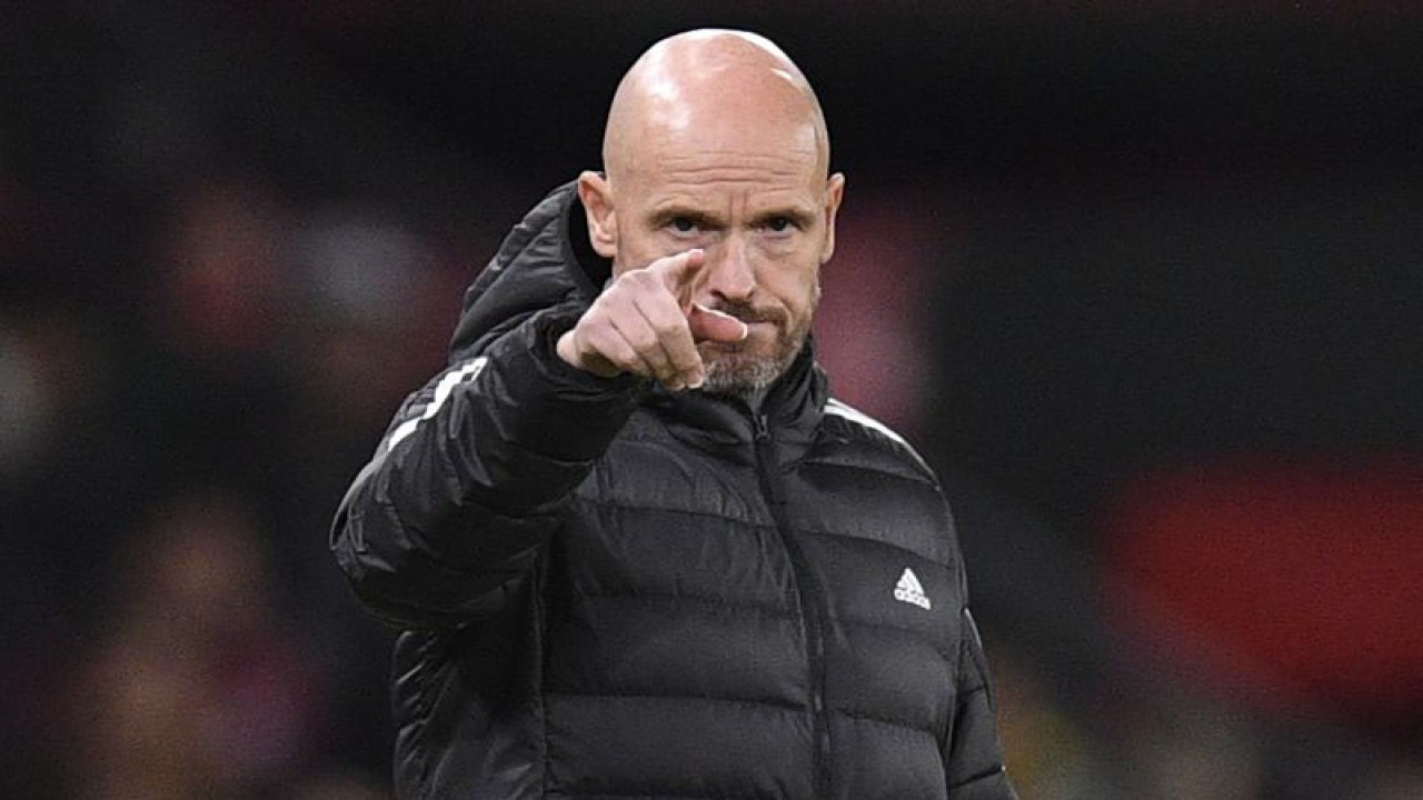 Pelatih Manchester United asal Belanda Erik ten Hag saat memimpin timnya dalam pertandingan Grup E Liga Europa melawan Omonoia Nicosia di Old Trafford, Manchester pada 13 Oktober 2022. ANTARA/AFP/OLI SCARFF