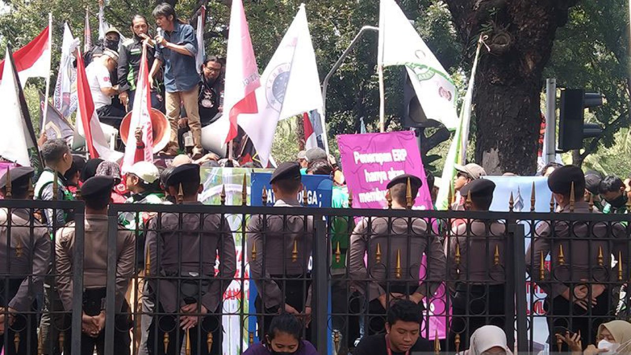Ratusan pengemudi ojek daring melakukan unjuk rasa menolak rencana penerapan jalan berbayar elektronik (ERP) di depan Balai Kota Jakarta, Rabu (8/2/2023). ANTARA/Dewa Ketut Sudiarta Wiguna/aa.