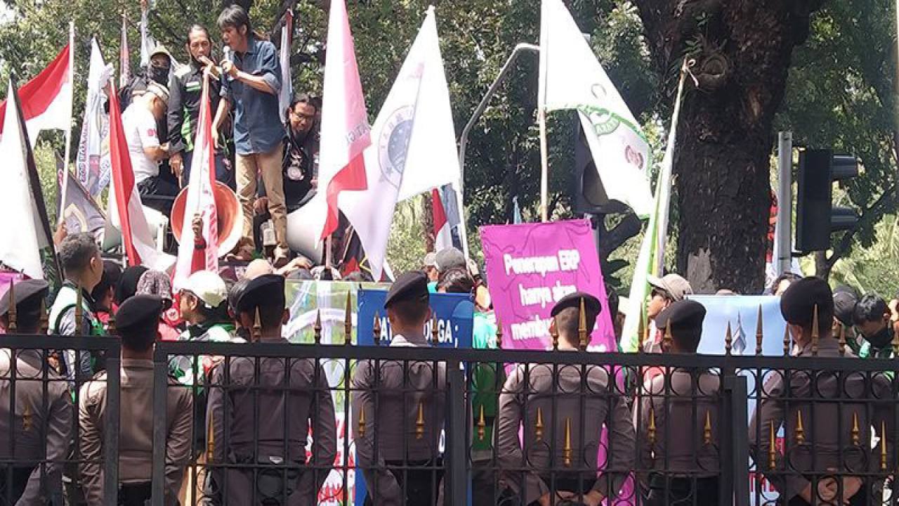 Ratusan pengemudi ojek daring melakukan unjuk rasa menolak rencana penerapan jalan berbayar elektronik (ERP) di depan Balai Kota Jakarta, Rabu (8/2/2023). ANTARA/Dewa Ketut Sudiarta Wiguna/aa.