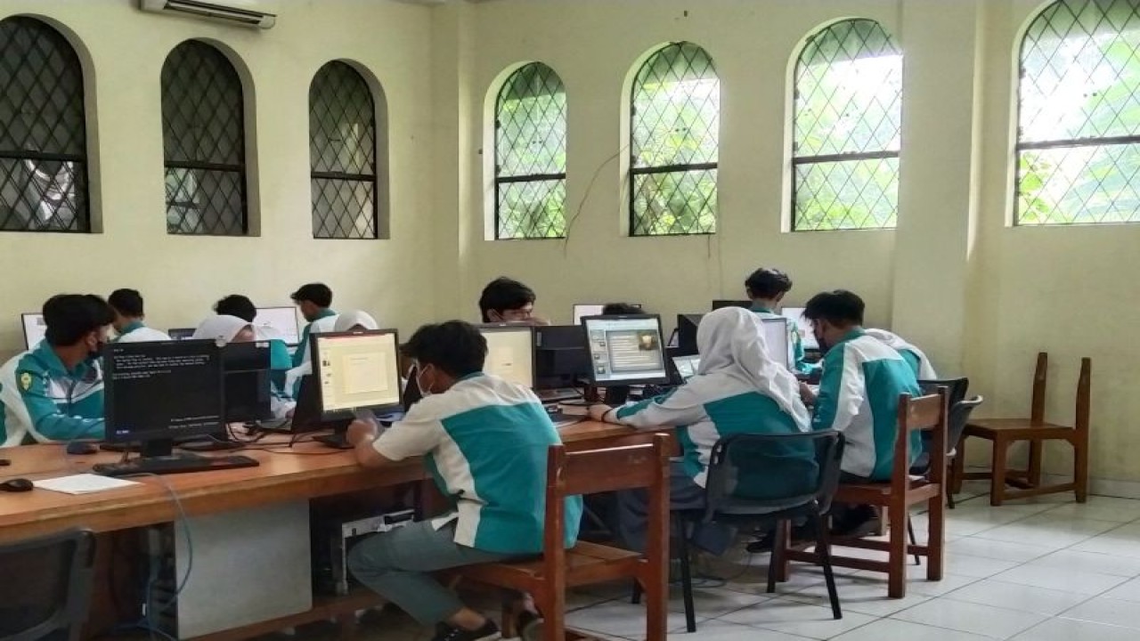 Arsip sejumlah pelajar salah satu sekolah kejuruan mengikuti ekstrakurikuler teknologi informasi di Jakarta Selatan, Selasa (22/3/2022). ANTARA/Dewa Ketut Sudiarta Wiguna