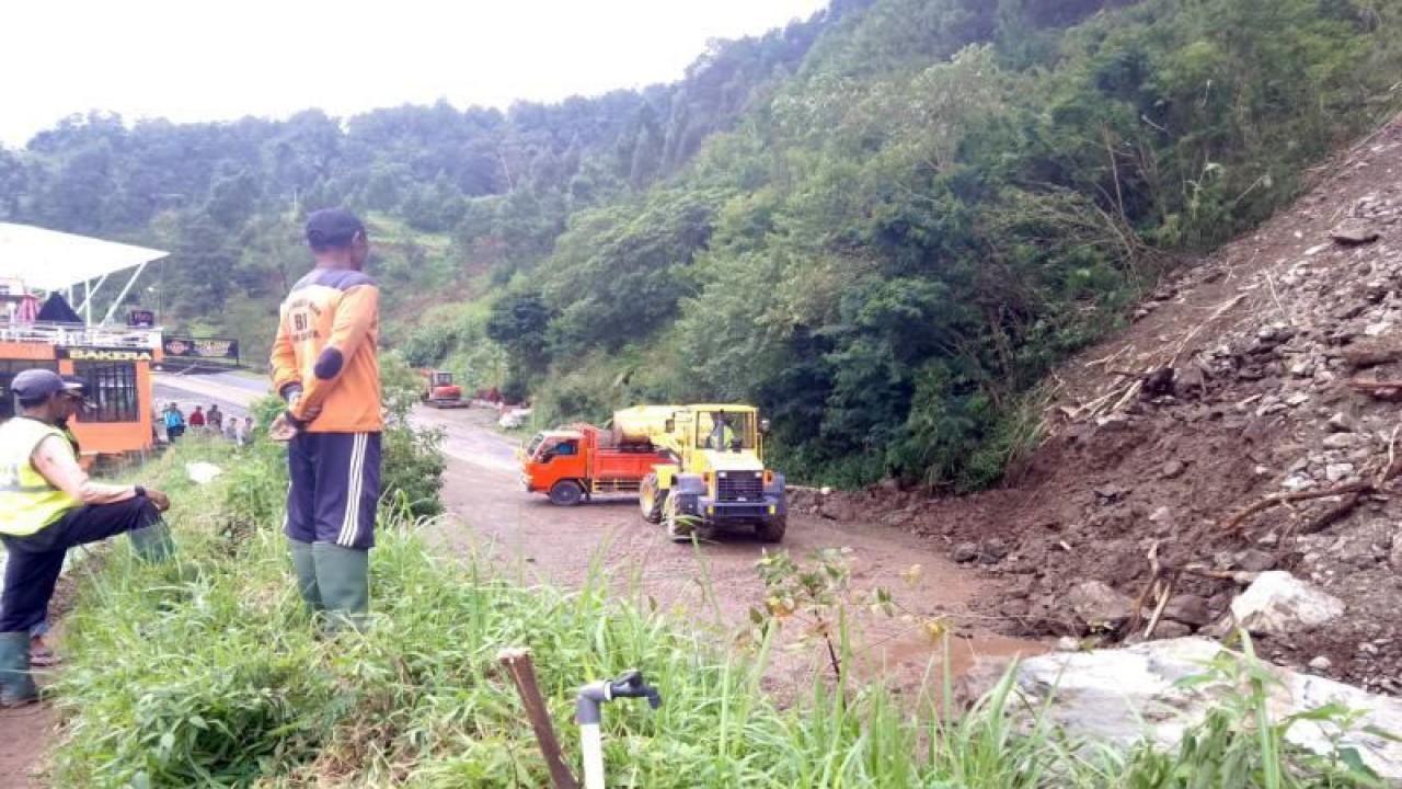 Sejumlah petugas relawan saat melakukan evakuasi material longsoran yang menutup akses jalan di Desa Gondosuli Kecamatan Tawangmangu Karanganyar, Jateng, Kamis (16/2/2023). ANTARA/Bambang Dwi Marwoto.
