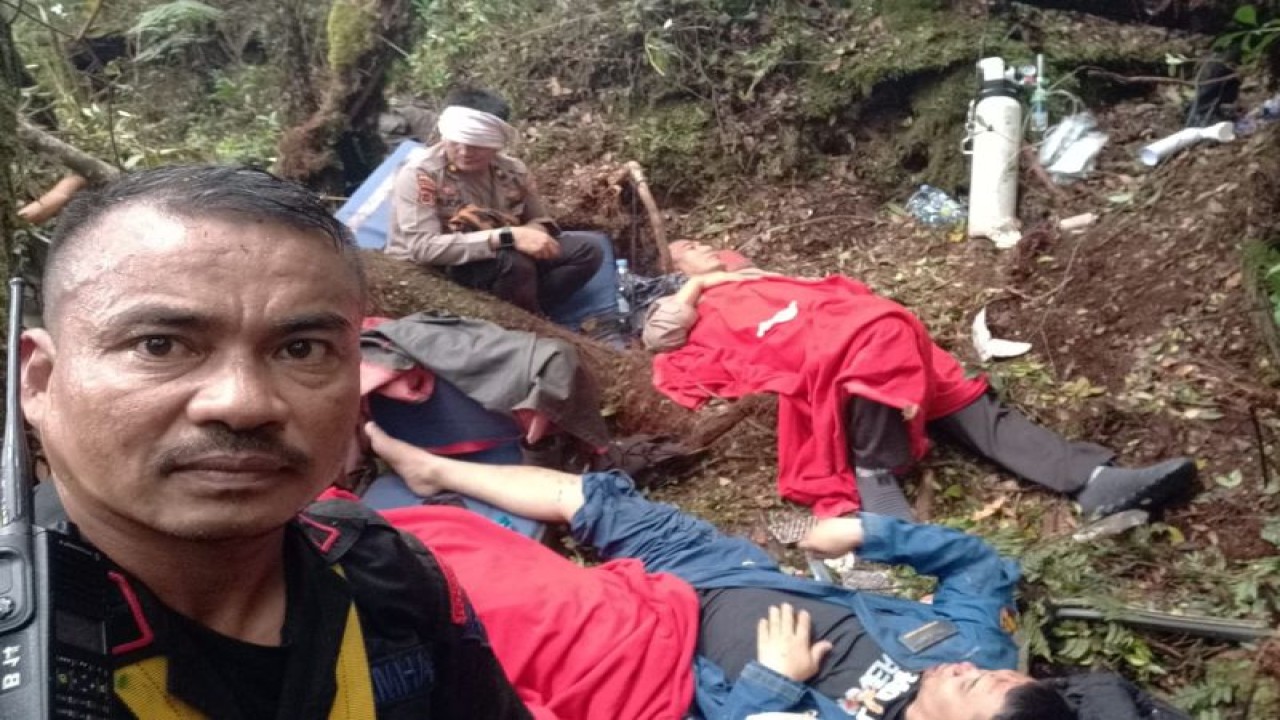 Tim evakuasi yang sudah sampai di lokasi kecelakaan helikopter yang ditumpangi Kapolda Jambi, tampak Kapolda Irjen Pol Rusdi Hartono yang sedang terbaring setelah mendapatkan pertolongan medis awal, Senin (20/2/23).(FOTO ANTARA/HO-Polda Jambi)