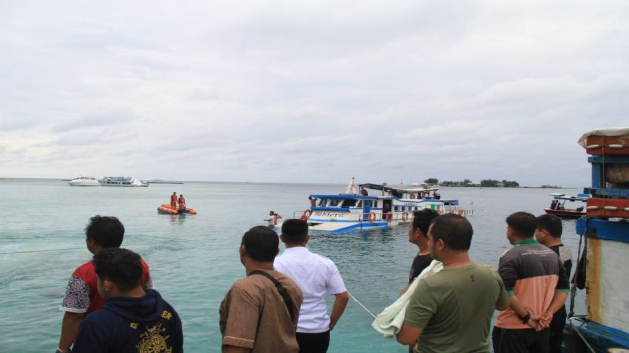 Petugas gabungan mengevakuasi kapal pembawa logistik bantuan pangan bersubsidi Kepulauan Seribu, Kapal Motor (KM) Bahtera 2, dari perairan Pulau Pari, Kepulauan Seribu Selatan, ke Pelabuhan Pulau Karya, Kelurahan Pulau Panggang, Kepulauan Seribu Utara, Rabu (22/2/2023). ANTARA/HO-Kominfotik Kepulauan Seribu