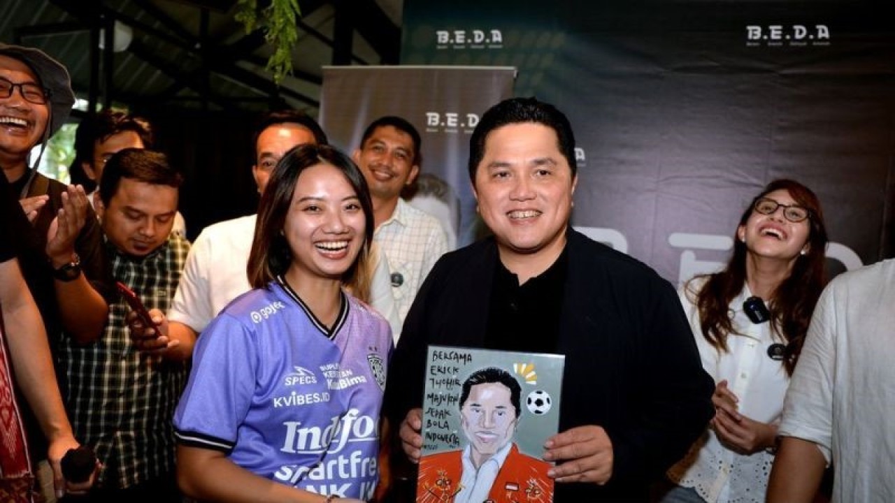 Calon Ketua Umum PSSI Erick Thohir (kedua kanan) menerima lukisan bergambar dirinya saat kegiatan diskusi dengan suporter dan pecinta sepak bola di Denpasar, Bali, Sabtu (11/2/2023). ANTARA FOTO/Fikri Yusuf/rwa.