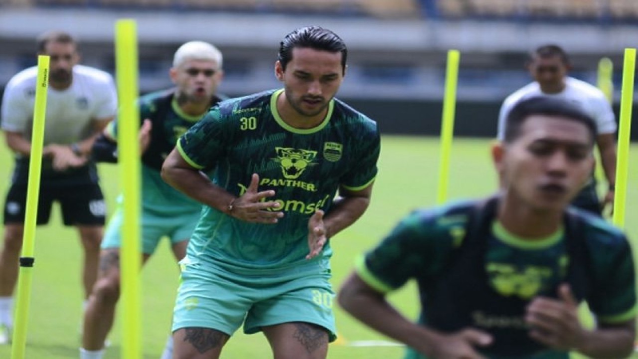Striker Persib Bandung Ezra Walian. (HO/Persib.co.id)