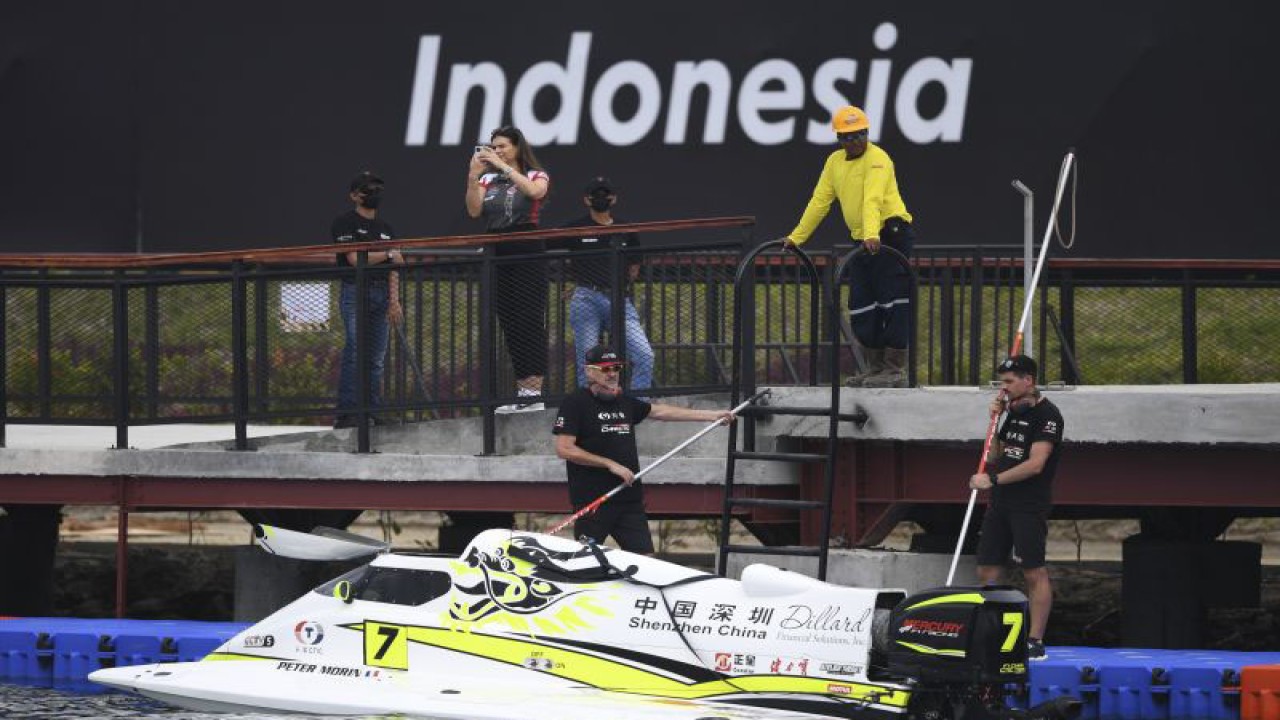 Kru dari pembalap asal Prancis Peter Morin dari tim China CTIC mempersiapkan kapal cepatnya jelang pelaksanaan putaran pertama Kejuaraan Dunia F1 Powerboat (F1H2O) 2023 di Danau Toba, Balige, Sumatera Utara, Kamis (23/2/2023). ANTARA FOTO/M Risyal Hidayat/tom. (ANTARA FOTO/M RISYAL HIDAYAT)