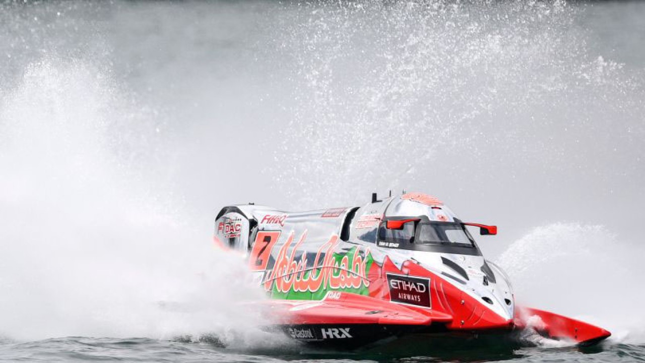Pebalap Tim Abu Dhabi Thani Al-Qemzi mencatatkan waktu terbaik 1 menit 06,75 detik pada lap ke-15 dalam sesi latihan bebas ekstra putaran pertama Kejuaraan Dunia F1 Powerboat (F1H2O) di perairan Danau Toba, kawasan Pelabuhan Muliaraja Napitupulu, Balige, Sumatra Utara, Jumat (24/2/2023). (ANTARA/M Risyal Hidayat)