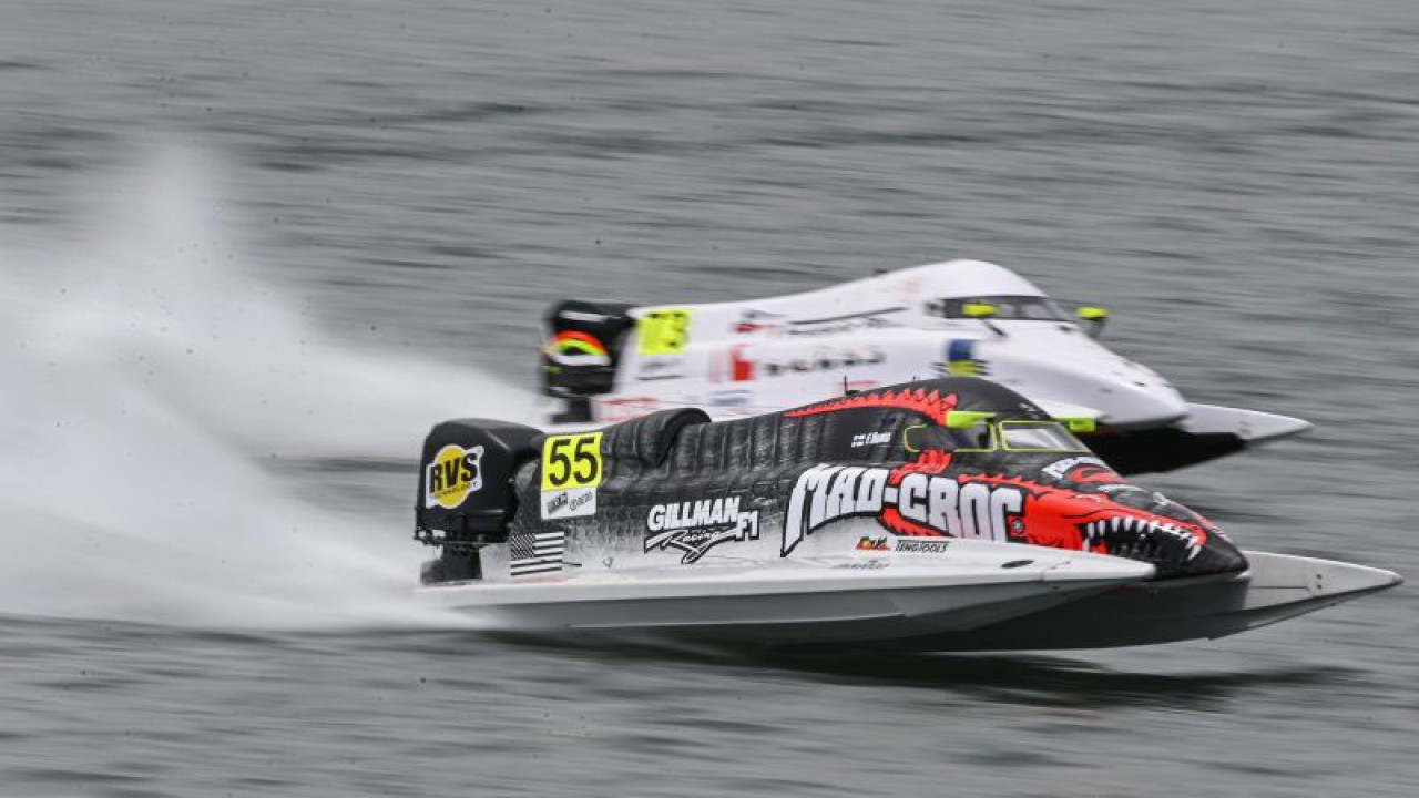 Pebalap tim Gilman Racing Filip Roms (bawah) dan Cedric Deguisne dari tim Maverick Racing, Cedric Deguisne (atas) memacu kecepatan perahu motornya saat latihan bebas putaran pertama Kejuaraan Dunia Perahu Motor F1 Powerboat (F1H2O) 2023 di Danau Toba, Balige, Sumatera Utara, Jumat (24/2/2023). F1 Powerboat 2023 putaran pertama ini diikuti 20 pembalap dari 10 tim. ANTARA FOTO/M Risyal Hidayat/foc. (ANTARA FOTO/M RISYAL HIDAYAT)