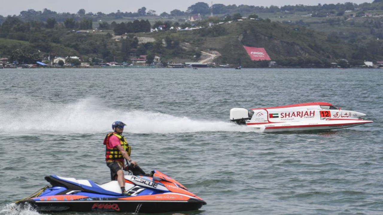 Pembalap tim Sharjah, Ferdinand Zanbergen (kanan) memacu kecepatan perahu motornya saat latihan bebas putaran pertama Kejuaraan Dunia Perahu Motor F1 Powerboat (F1H2O) 2023 di Danau Toba, Balige, Sumatera Utara, Jumat (24/2/2023). F1 Powerboat 2023 putaran pertama ini diikuti 20 pembalap dari 10 tim. ANTARA FOTO/M Risyal Hidayat/foc. (ANTARA FOTO/M RISYAL HIDAYAT)