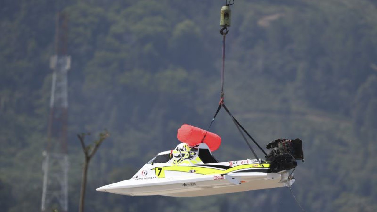 Petugas mengevakuasi perahu motor milik pebalap tim China CTIC Peter Morin menggunakan crane usai mengalami kecelakaan dalam latihan bebas putaran pertama Kejuaraan Dunia Perahu Motor F1 Powerboat (F1H2O) 2023 di Danau Toba, Balige, Sumatera Utara, Sabtu (25/2/2023). ANTARA FOTO/M Risyal Hidayat/hp.