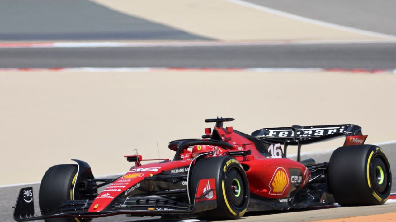Pebalap Ferrari Charles Leclerc melaju di hari ketiga uji pramusim Formula 1 di Sirkuit Internasional Bahrain, Sabtu (25/2/2023). (ANTARA/AFP/GIUSEPPE CACACE)